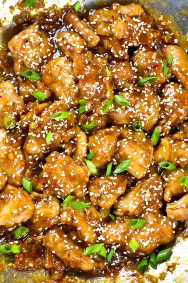 左宗棠鸡是一个简单的工作日晚餐主意，味道比外卖好多了!