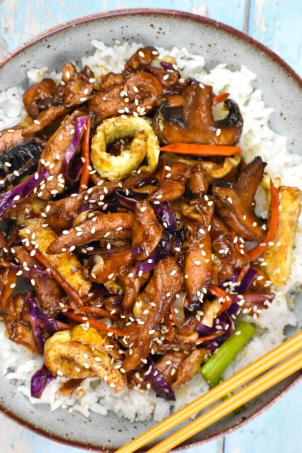 Moo Shu Chicken is a quick and easy stir fry bursting with flavor, highlighted by hoisin sauce. Serve with rice, or tortillas!