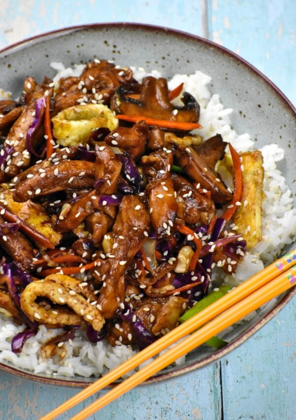 Moo Shu Chicken is a quick and easy stir fry bursting with flavor, highlighted by hoisin sauce. Serve with rice, or tortillas!