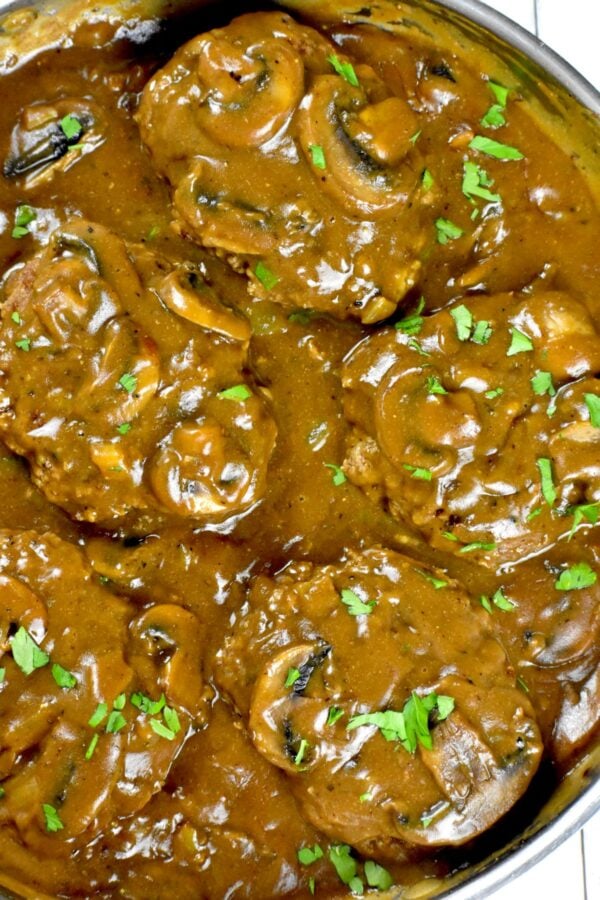 索尔兹伯里牛排(Salisbury Steak)是一种经典的美食，将碎牛肉肉饼浸在美味的蘑菇肉汁中。