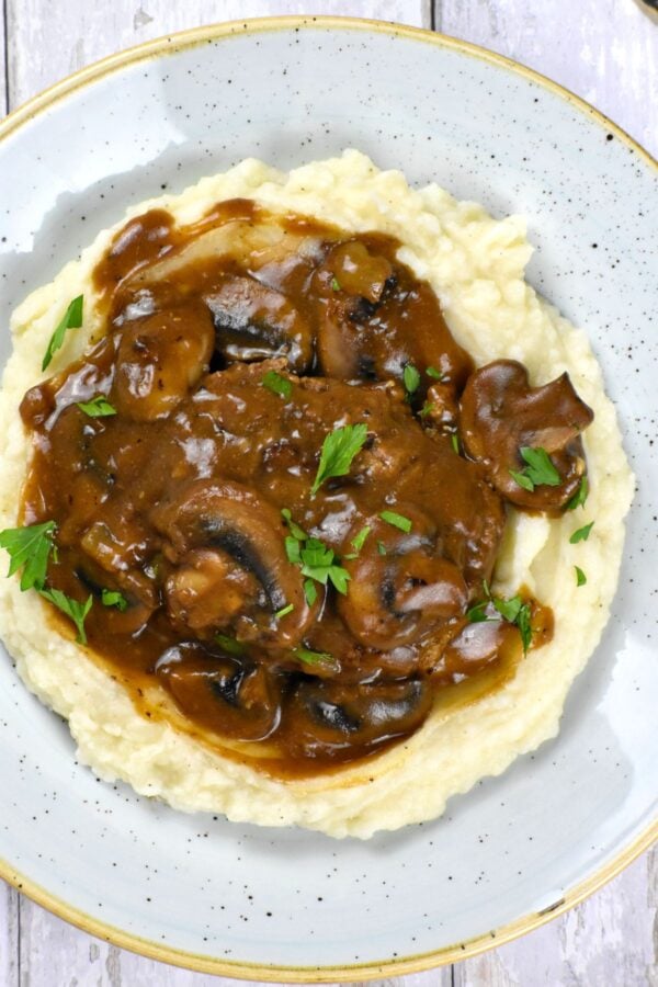 索尔兹伯里牛排(Salisbury Steak)是一种经典的美食，将碎牛肉肉饼浸在美味的蘑菇肉汁中。