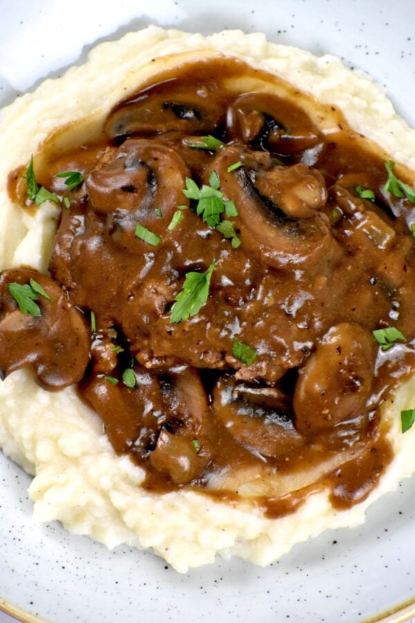 索尔兹伯里牛排(Salisbury Steak)是一种经典的美食，将碎牛肉肉饼浸在美味的蘑菇肉汁中。