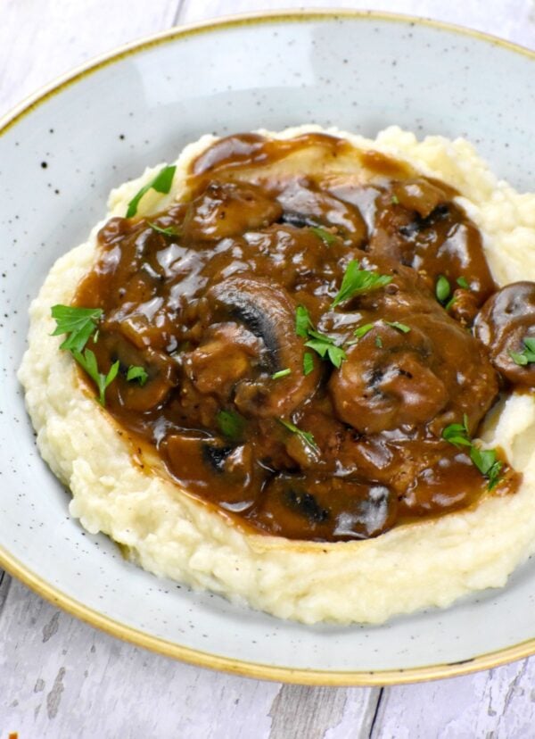 索尔兹伯里牛排(Salisbury Steak)是一种经典的美食，将碎牛肉肉饼浸在美味的蘑菇肉汁中。
