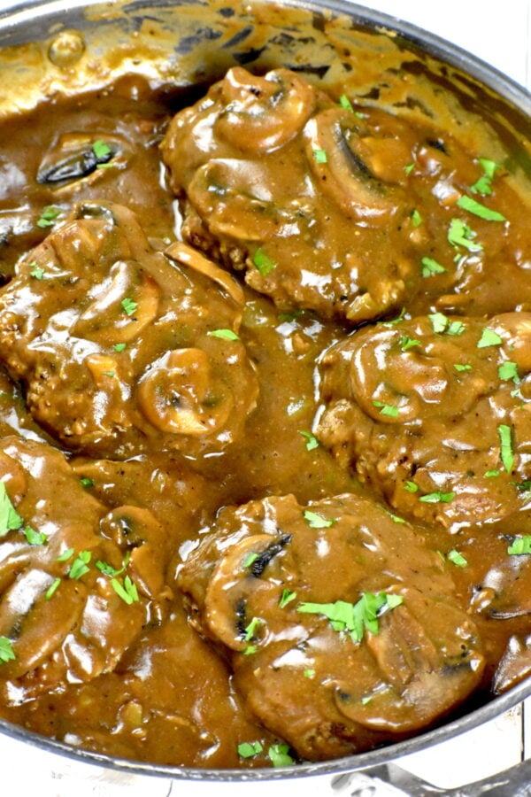 索尔兹伯里牛排(Salisbury Steak)是一种经典的美食，将碎牛肉肉饼浸在美味的蘑菇肉汁中。