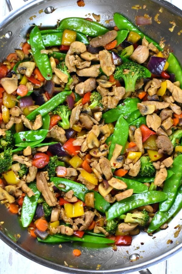 这道简单的鸡肉爆炒食谱是一顿快速的工作日晚餐，味道很棒，有大量的蔬菜!