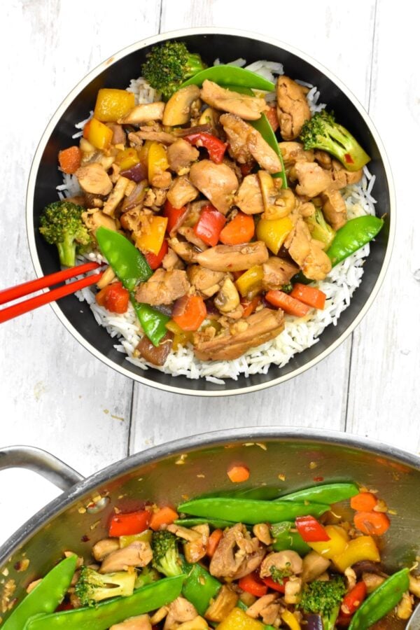 这道简单的鸡肉爆炒食谱是一顿快速的工作日晚餐，味道很棒，有大量的蔬菜!