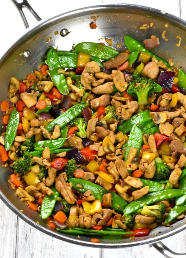 这道简单的鸡肉爆炒食谱是一顿快速的工作日晚餐，味道很棒，有大量的蔬菜!