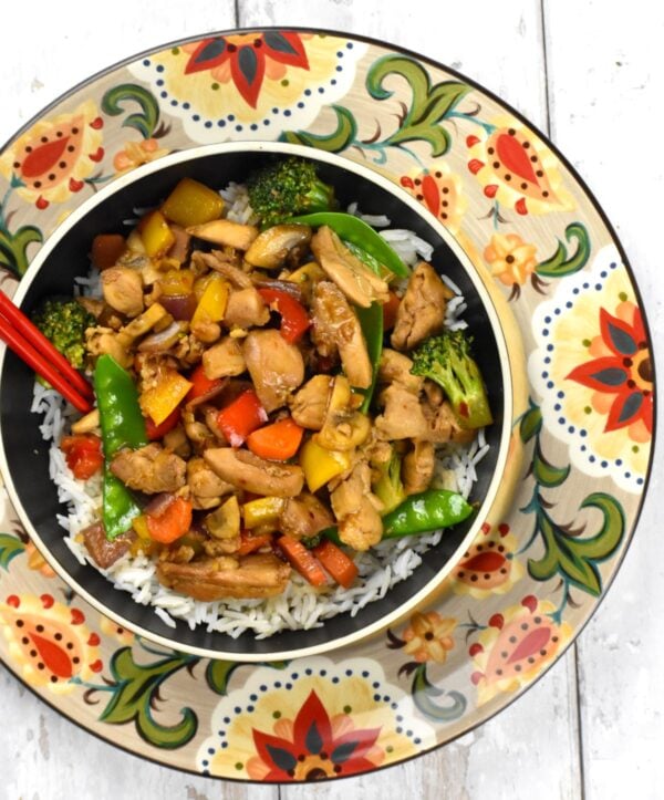 一碗鸡肉在吉普赛盘上翻炒