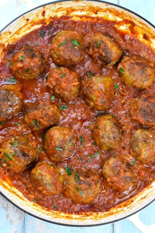 这些Albondigas，或西班牙肉丸，是一道著名的西班牙小吃，多汁的肉丸在最美味的番茄酱中慢炖。