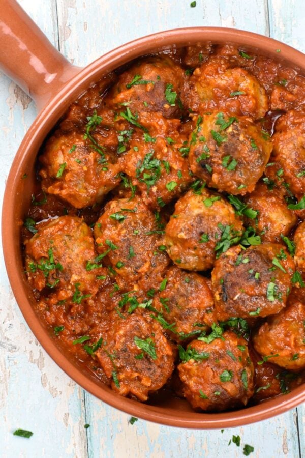 这些Albondigas，或西班牙肉丸，是一道著名的西班牙小吃，多汁的肉丸在最美味的番茄酱中慢炖。