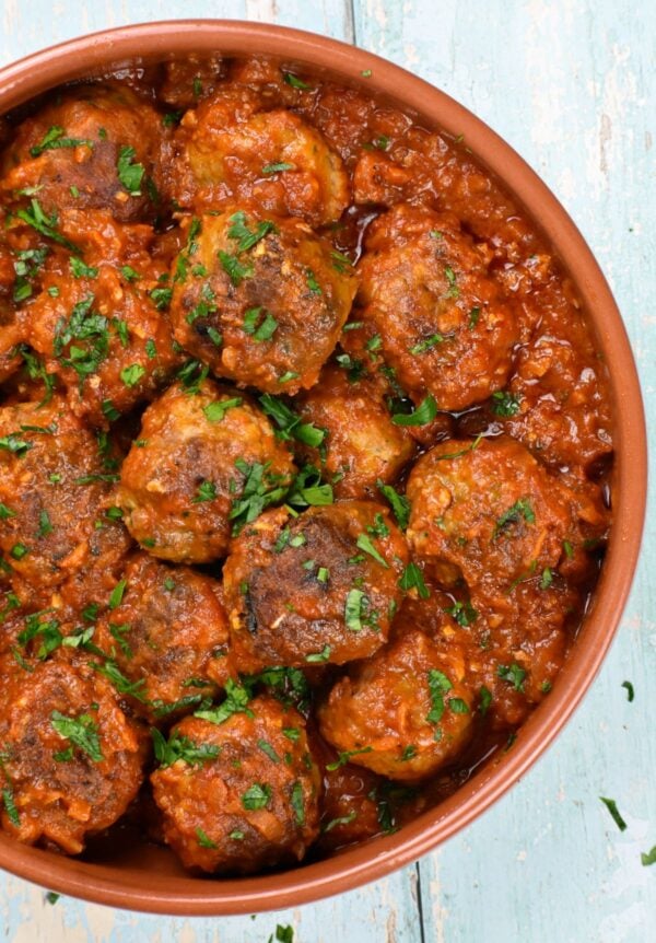 这些Albondigas，或西班牙肉丸，是一道著名的西班牙小吃，多汁的肉丸在最美味的番茄酱中慢炖。