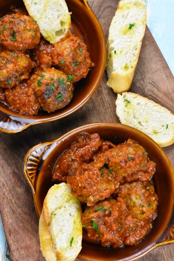 这些Albondigas，或西班牙肉丸，是一道著名的西班牙小吃，多汁的肉丸在最美味的番茄酱中慢炖。