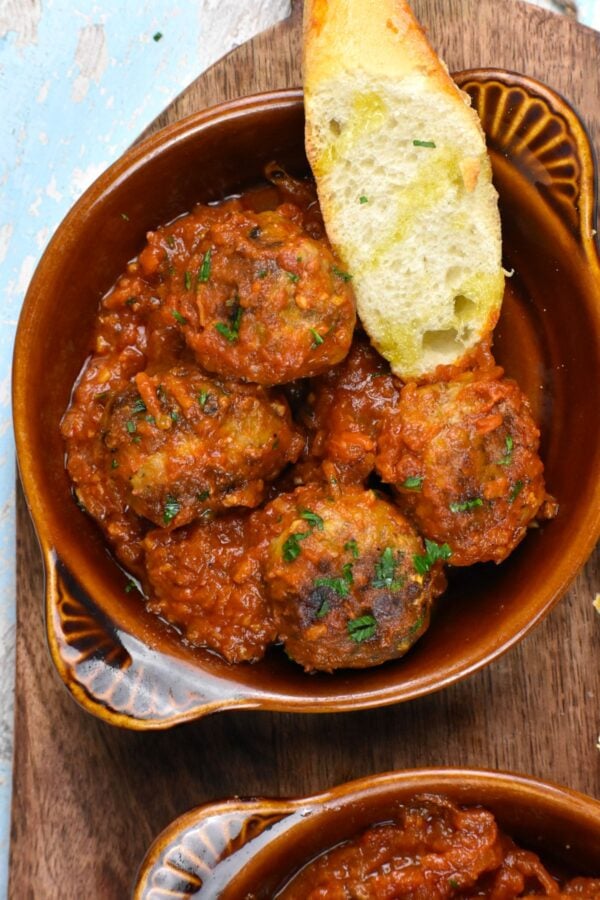 这些Albondigas，或西班牙肉丸，是一道著名的西班牙小吃，多汁的肉丸在最美味的番茄酱中慢炖。