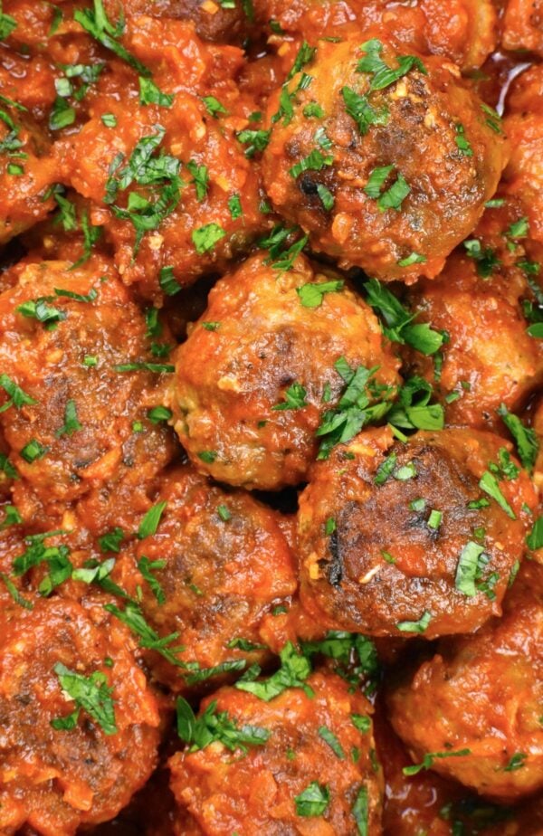 这些Albondigas，或西班牙肉丸，是一道著名的西班牙小吃，多汁的肉丸在最美味的番茄酱中慢炖。