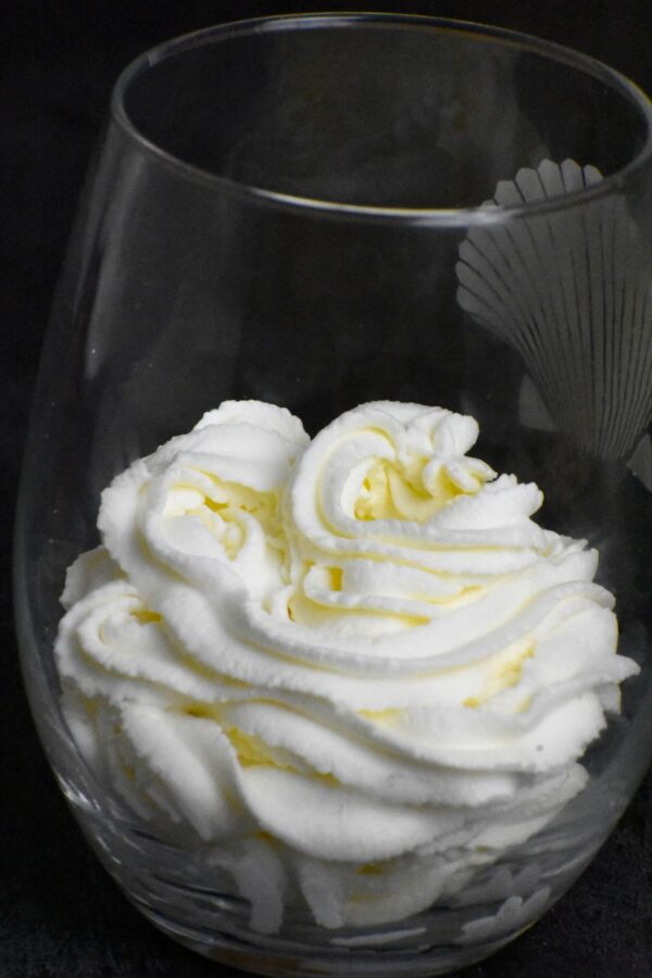 这个简单的自制鲜奶油食谱完全可以提升你的甜点游戏。用它来做冰淇淋、咖啡、派等等……