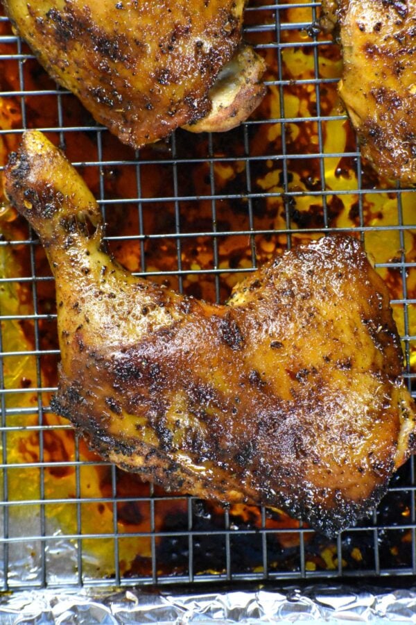 秘鲁鸡肉(Pollo a la Brasa)腌制得很好，可以烤或烤。搭配秘鲁绿色酱汁享用!