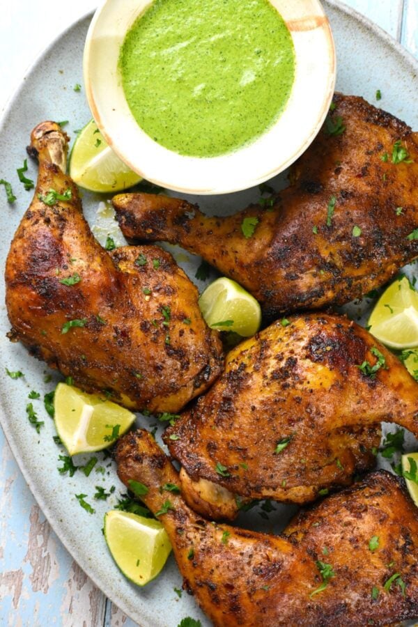 秘鲁鸡肉(Pollo a la Brasa)腌制得很好，可以烤或烤。搭配秘鲁绿色酱汁享用!