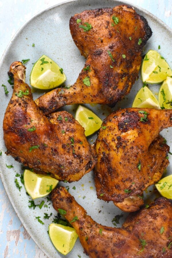 秘鲁鸡肉(Pollo a la Brasa)腌制得很好，可以烤或烤。搭配秘鲁绿色酱汁享用!