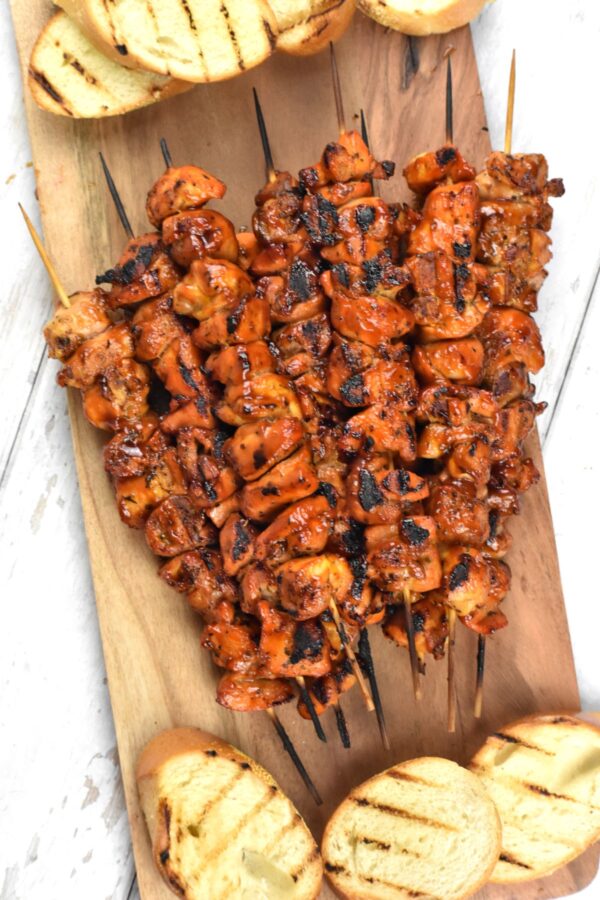 Pinchos de Pollo是一种腌制完美的烤鸡串，是波多黎各非常受欢迎的街头小吃。
