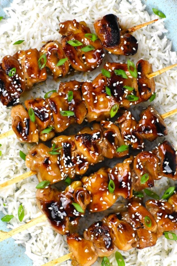 这些红烧鸡串是烧烤或在炉子上烧烤的美味佳肴。它们是野餐的好菜，或者是简单的工作日晚餐。