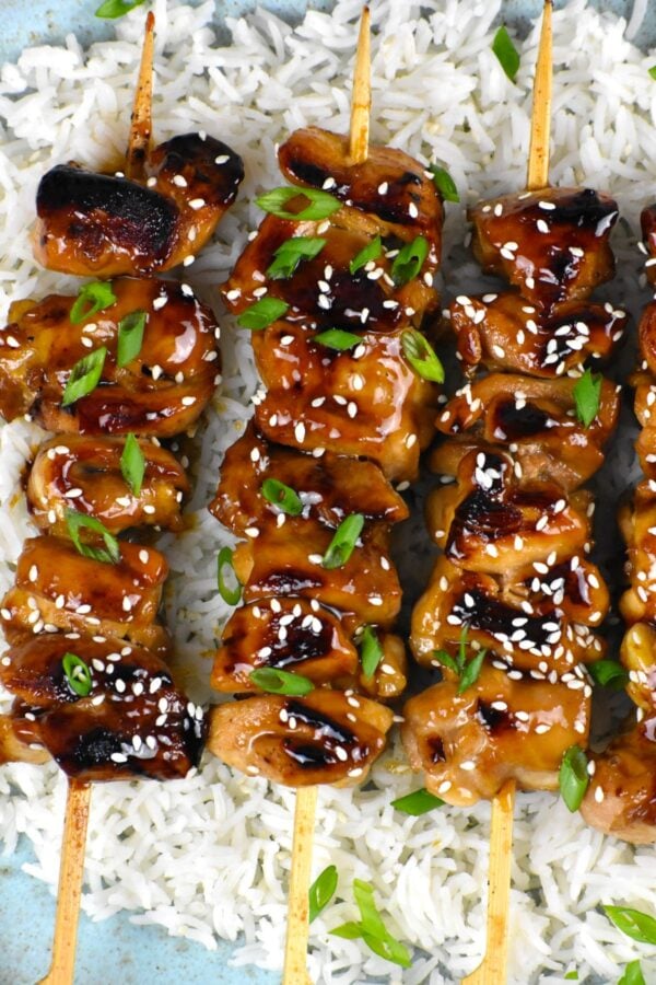 这些红烧鸡串是烧烤或在炉子上烧烤的美味佳肴。它们是野餐的好菜，或者是简单的工作日晚餐。