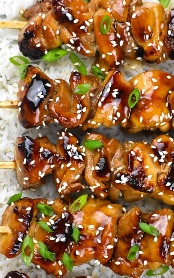 这些红烧鸡串是烧烤或在炉子上烧烤的美味佳肴。它们是野餐的好菜，或者是简单的工作日晚餐。