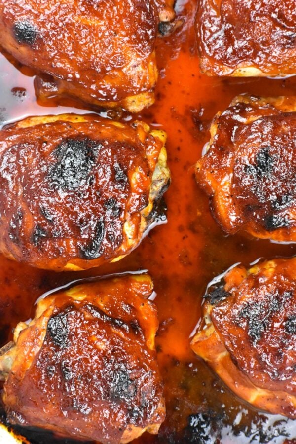 这容易烤烧烤鸡肉食谱是一个完美的周日夜晚晚餐。嫩,多汁的鸡大腿涂以可口的漂亮的釉。