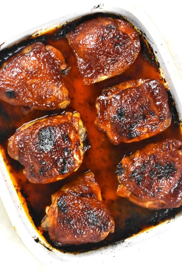 这容易烤烧烤鸡肉食谱是一个完美的周日夜晚晚餐。嫩,多汁的鸡大腿涂以可口的漂亮的釉。