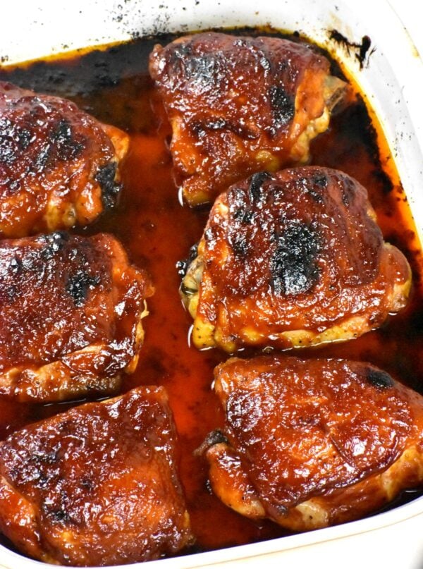 这容易烤烧烤鸡肉食谱是一个完美的周日夜晚晚餐。嫩,多汁的鸡大腿涂以可口的漂亮的釉。
