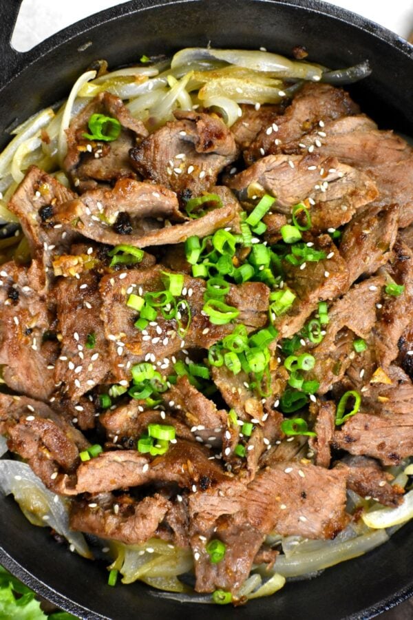 这个简单的牛肉烤肉,又名韩国烧烤牛肉,配方特性漂亮腌制牛排,厨师在一瞬间在加热或烧烤。