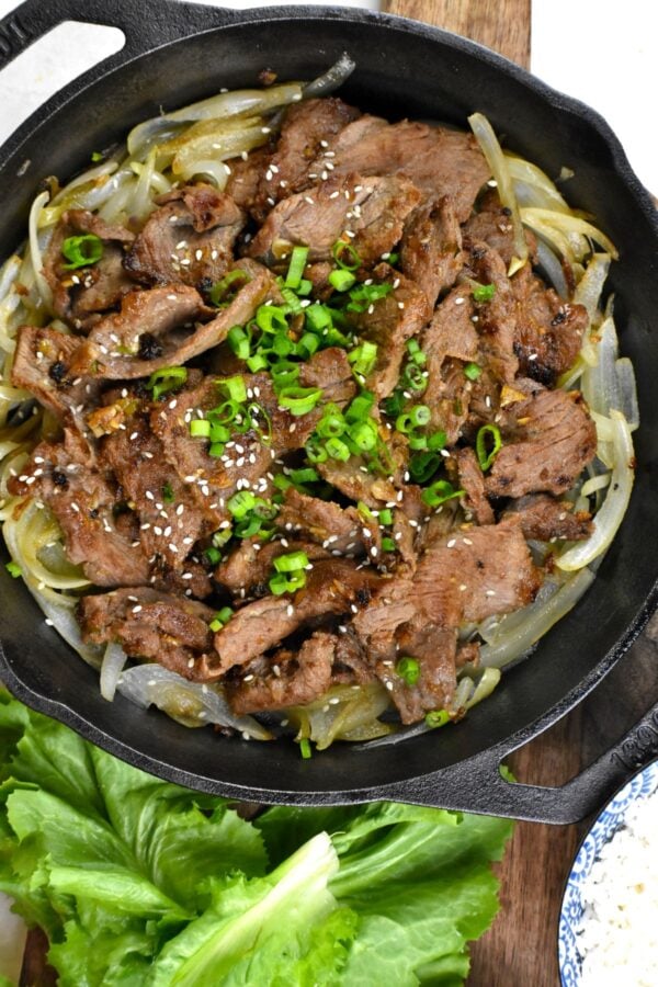 这个简单的牛肉烤肉,又名韩国烧烤牛肉,配方特性漂亮腌制牛排,厨师在一瞬间在加热或烧烤。
