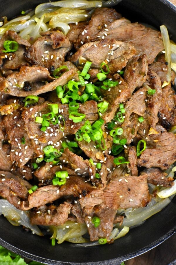 这个简单的牛肉烤肉,又名韩国烧烤牛肉,配方特性漂亮腌制牛排,厨师在一瞬间在加热或烧烤。