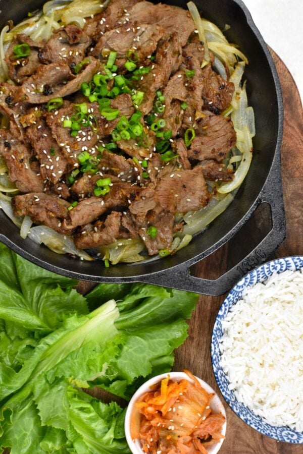 这个简单的牛肉烤肉,又名韩国烧烤牛肉,配方特性漂亮腌制牛排,厨师在一瞬间在加热或烧烤。