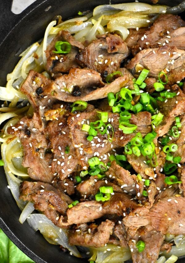 这个简单的牛肉烤肉,又名韩国烧烤牛肉,配方特性漂亮腌制牛排,厨师在一瞬间在加热或烧烤。