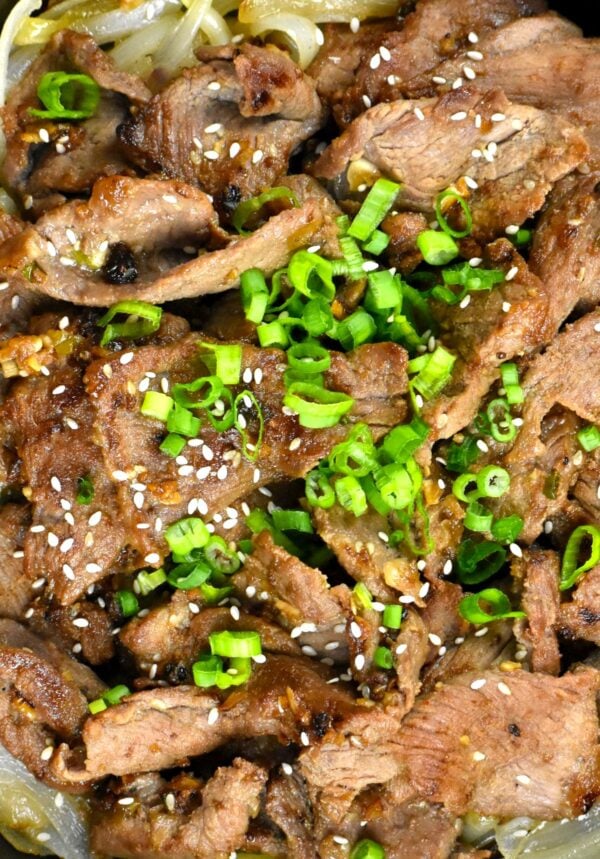 这个简单的牛肉烤肉,又名韩国烧烤牛肉,配方特性漂亮腌制牛排,厨师在一瞬间在加热或烧烤。