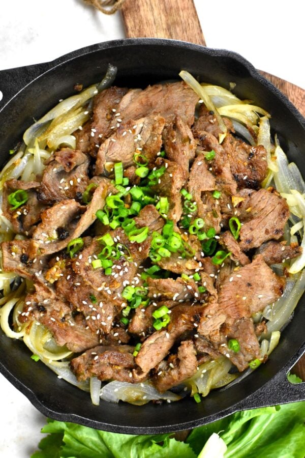 这个简单的牛肉烤肉,又名韩国烧烤牛肉,配方特性漂亮腌制牛排,厨师在一瞬间在加热或烧烤。