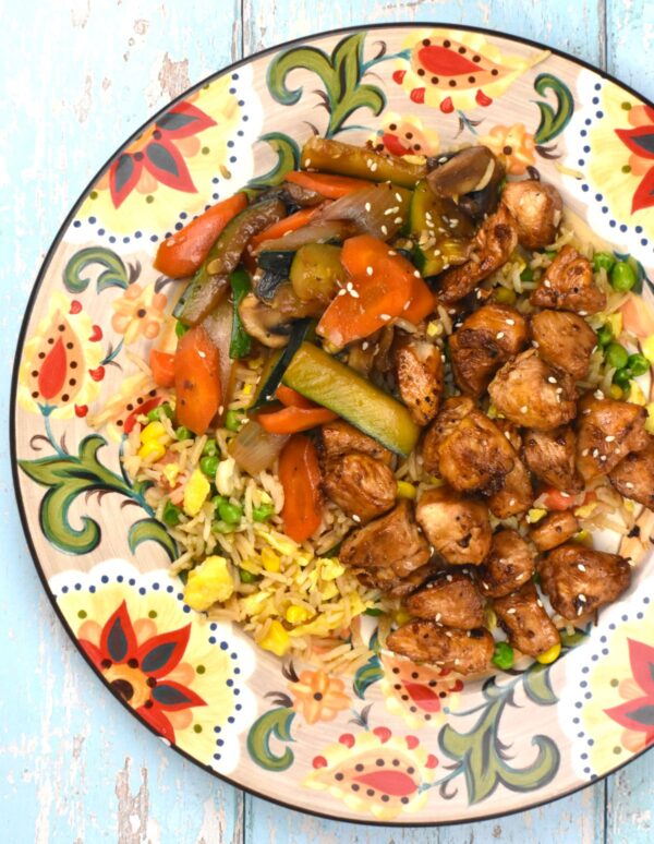 吉普赛餐盘上的火八鸡肉，米饭和蔬菜