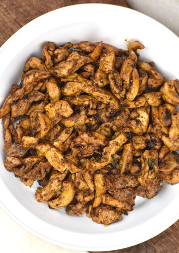 煮熟的鸡肉在盘子里