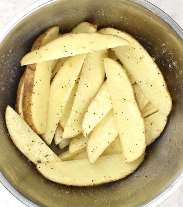 土豆扔油和调料