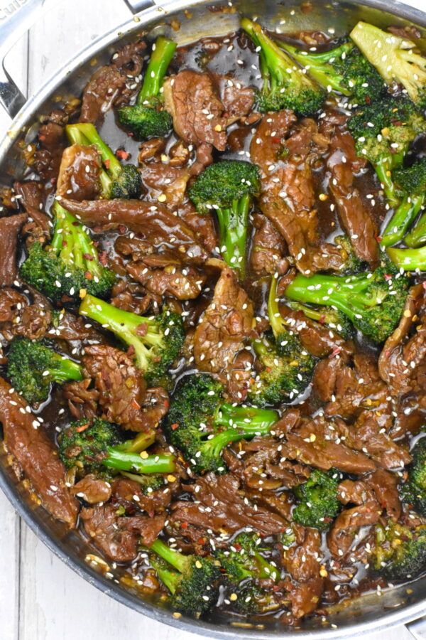 做晚餐微风25分钟和西兰花炒牛肉,富含新鲜的花椰菜和嫩多汁鲜味汁牛肉。在热气腾腾的米饭一个令人满意的服务和简单的晚餐。