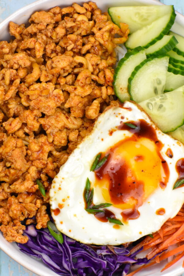 这些韩国地面鸡肉碗是一个简单的餐准备选择或繁忙的周日夜晚晚餐。他们充满了味道和在25分钟内完成!