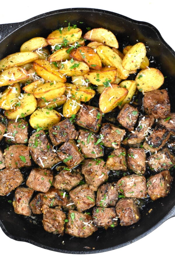 这些牛排咬土豆做饭没有时间,都在一个锅。这是一个伟大的30分钟为一周的任何晚上吃饭!